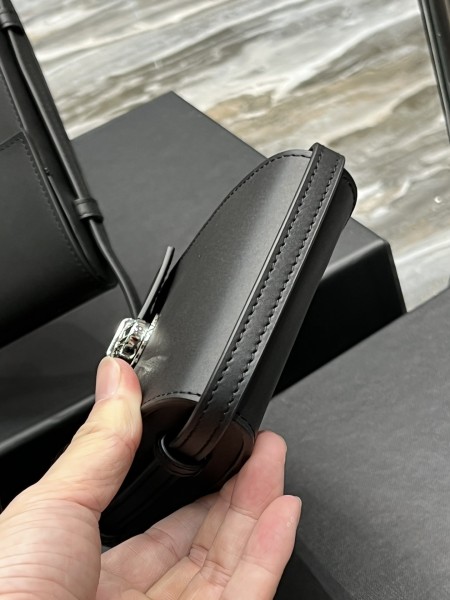 Handbags SAINT LAURENT 667718 size 9x3.5x18 cm