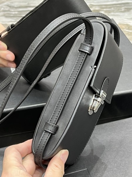 Handbags SAINT LAURENT 667718 size 9x3.5x18 cm