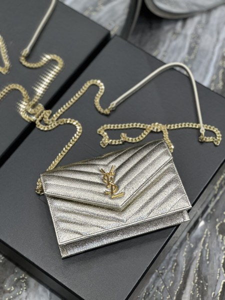 Handbags SAINT LAURENT 393953 size 19x11.5x4 cm