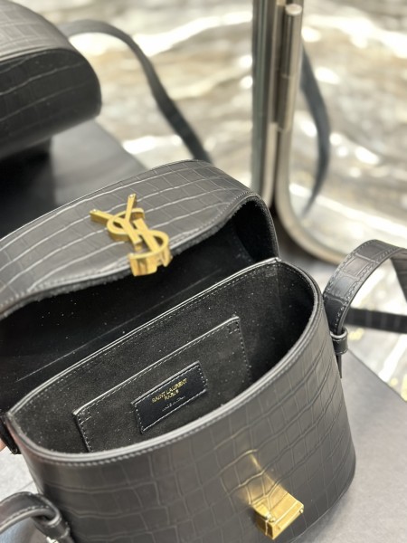 Handbags SAINT LAURENT 710080 size 19×15×8 cm