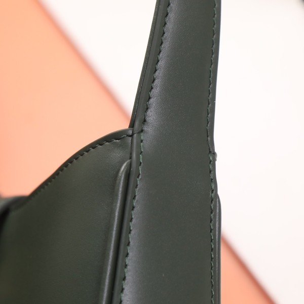 Handbags SAINT LAURENT 710318  size 19X11.5x4.5 cm