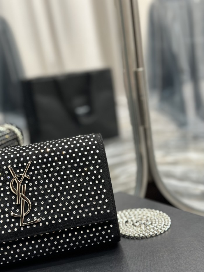 Handbags SAINT LAURENT 469390  size 20x13.5x5.5 cm