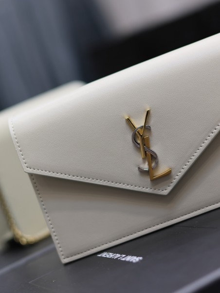 Handbags SAINT LAURENT 393953  size 19x11.5x4 cm