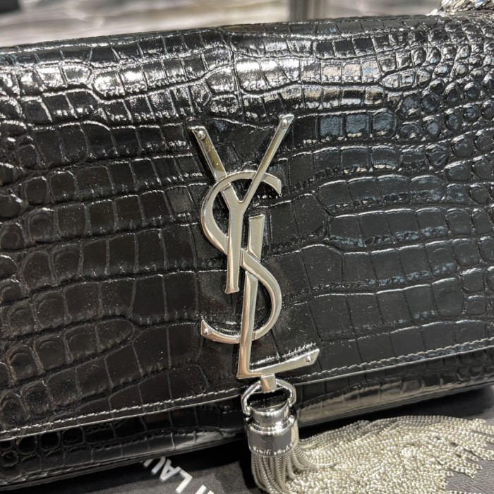 Handbags SAINT LAURENT 469390  size 20x13.5x5.5 cm
