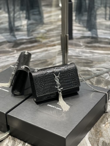 Handbags SAINT LAURENT 469390  size 20x13.5x5.5 cm