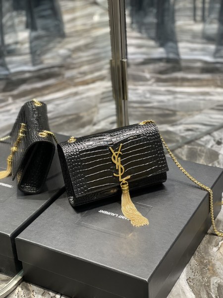 Handbags SAINT LAURENT 469390  size 20x13.5x5.5 cm