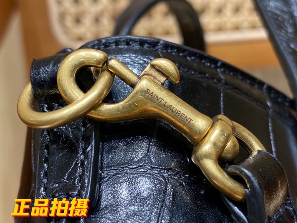 Handbags SAINT LAURENT 612367 size 18x17x8 cm