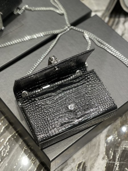 Handbags SAINT LAURENT 469390  size 20x13.5x5.5 cm