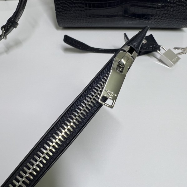 SAINT LAURENT Crocodile Pattern Leather Tote Trunk Bag Shoulder Bag Crossbody Bag Handbag Small Size Women's Black 421863DND1N1000 size 26*12*19.5 cm