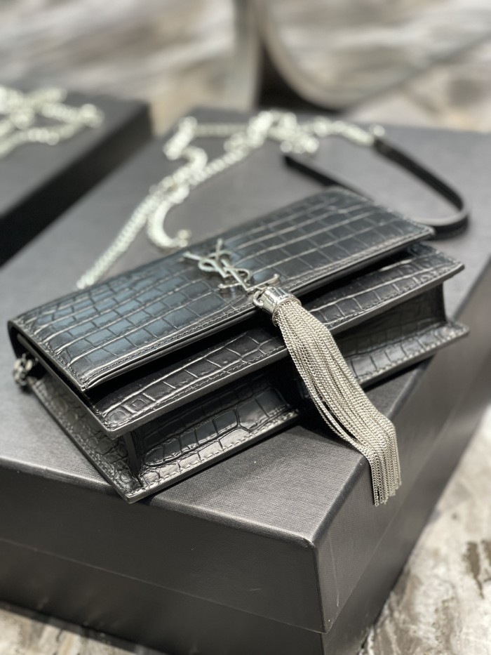 Handbags SAINT LAURENT 452159 size 19x12.5x4 cm