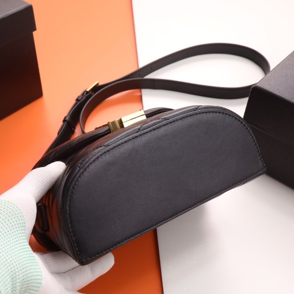 Handbags SAINT LAURENT 710080 size 19 X 15 X 8 cm