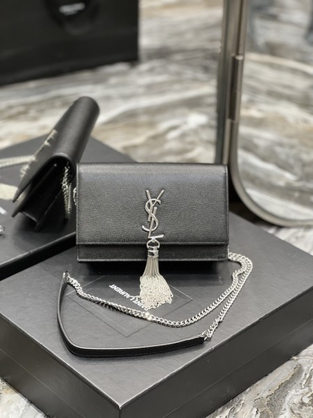 Handbags SAINT LAURENT 452159 size 19x12.5x4 cm