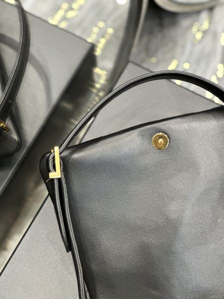 Handbags SAINT LAURENT 698567 size 24×18×5.5 cm