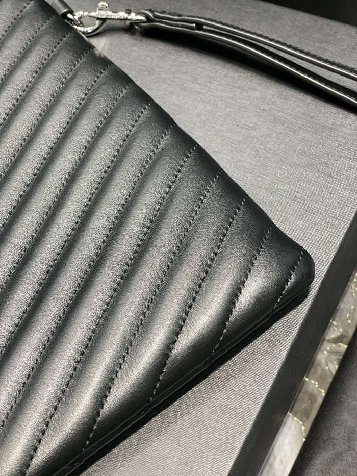 Handbags SAINT LAURENT 440222 size 36x24.5x2.5 cm