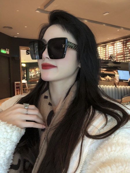 Sunglasses LOUIS VUITTON L2899