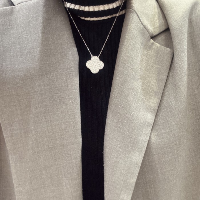 Van Cleef & Arpels Pre owned 18K White Gold Alhambra Diamond Necklace