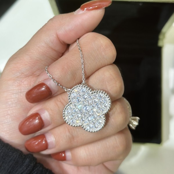 Van Cleef & Arpels Pre owned 18K White Gold Alhambra Diamond Necklace