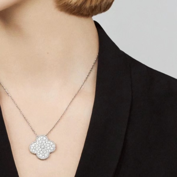 Van Cleef & Arpels Pre owned 18K White Gold Alhambra Diamond Necklace