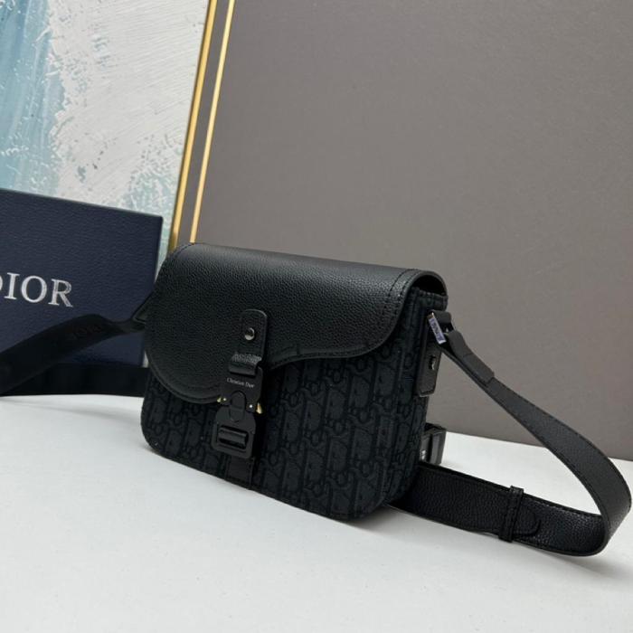 DIOR Grained Calfskin Saddle Bag, Messenger Bag, Crossbody Bag, Shoulder Bag Men's Black 1ADPO049YKS-H00N size 23*6*17.5 cm
