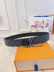 Louis Vuitton Belt 25 (width 4cm)