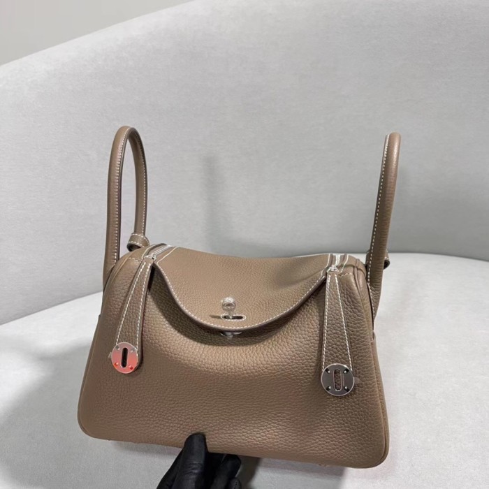  Handbags Hermes Lindy size:19.5 cm