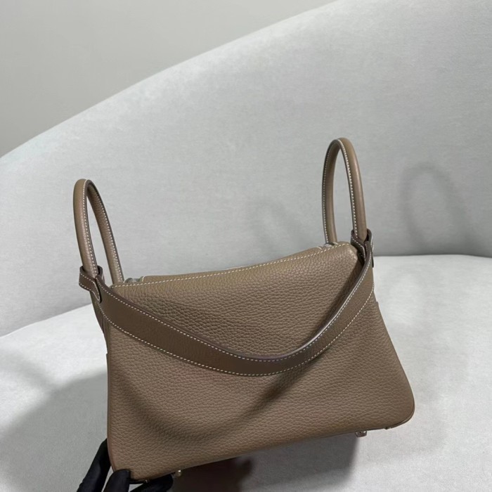  Handbags Hermes Lindy size:19.5 cm