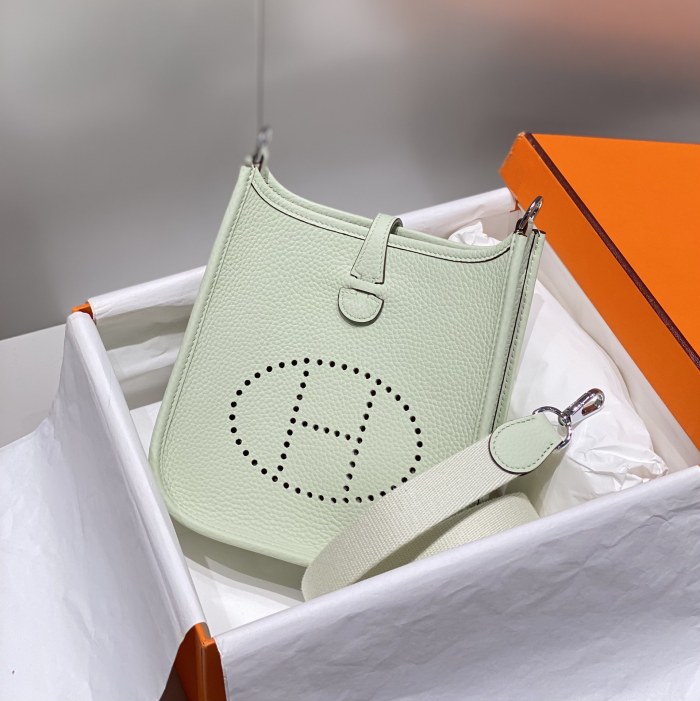  Handbags Hermes 𝗠𝗶𝗻𝗶 𝗘𝘃𝗲𝗹𝘆𝗻𝗲 size:18 cm