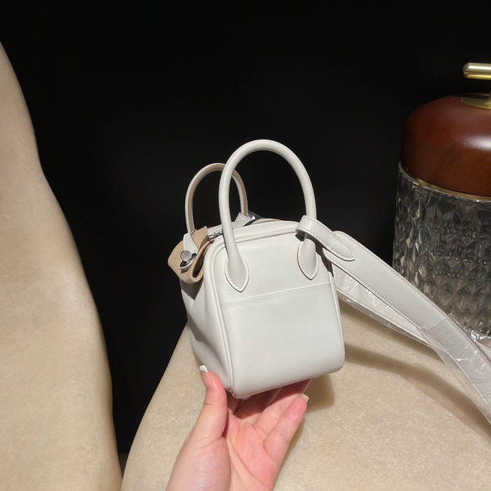  Handbags Hermes Mini Lindy  size:18 cm