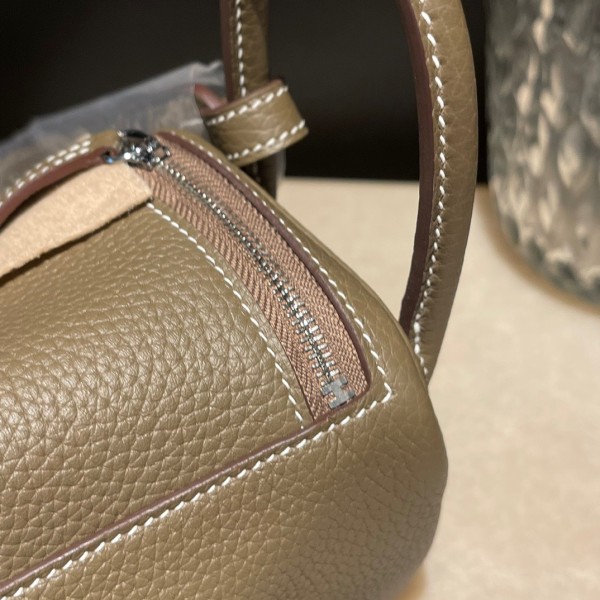  Handbags Hermes Mini Lindy  size:18 cm