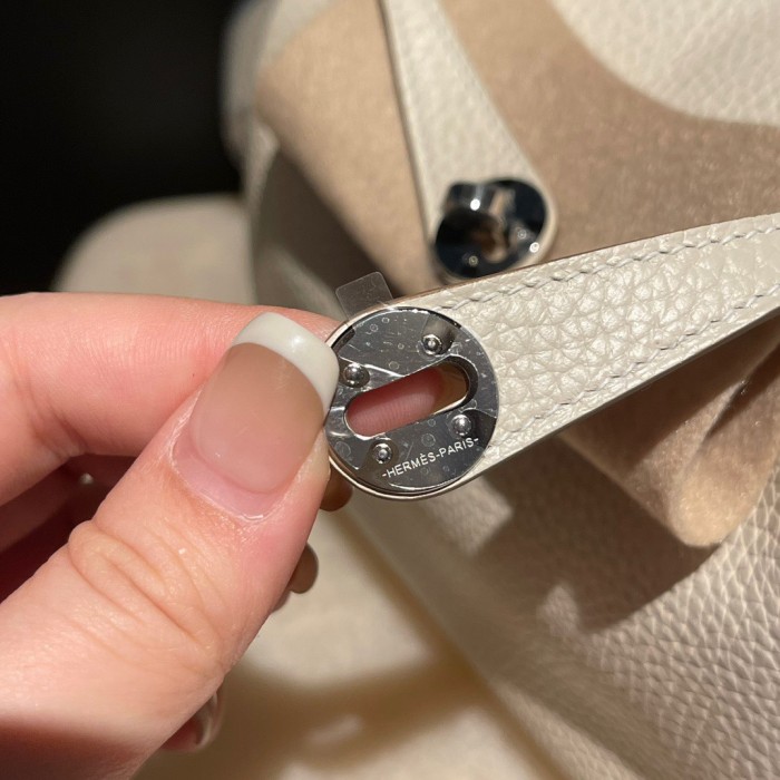  Handbags Hermes Mini Lindy  size:18 cm