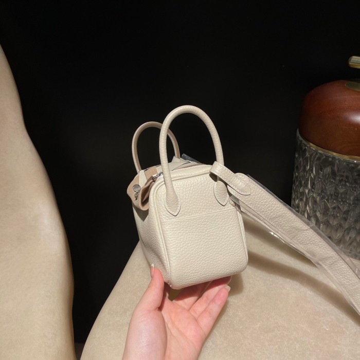  Handbags Hermes Mini Lindy  size:18 cm