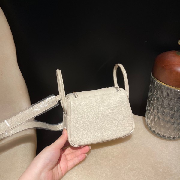  Handbags Hermes Mini Lindy  size:18 cm