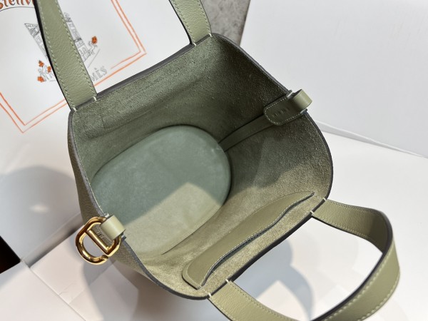  Handbags Hermes in the loop size:18 cm