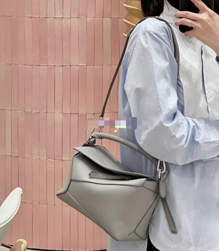 LOEWE Puzzle Soft Grain Cow Leather Shoulder Bag, Crossbody Bag, Handbag Trumpets Women's Pearl Gray A510P60X30-1150 size 24*16.5*10.5cm