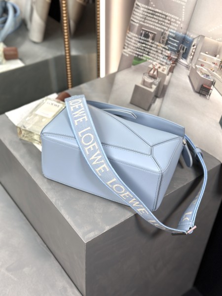  Handbags LOEWE 𝓟𝓾𝔃𝔃𝓵𝓮 size:24-16.5-10.5 cm