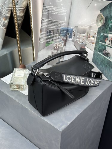  Handbags LOEWE 𝓟𝓾𝔃𝔃𝓵𝓮 size:24-16.5-10.5 cm