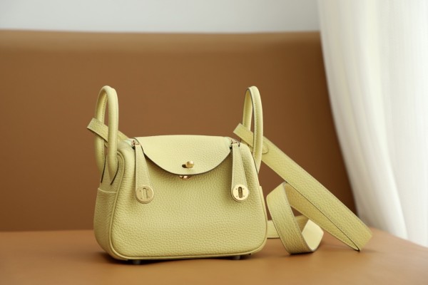  Handbags Hermes Lindy mini tc