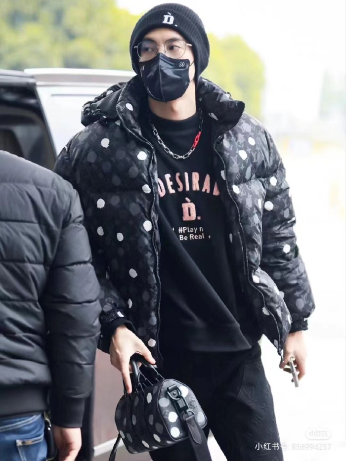 Clothes LOUIS VUITTON 907