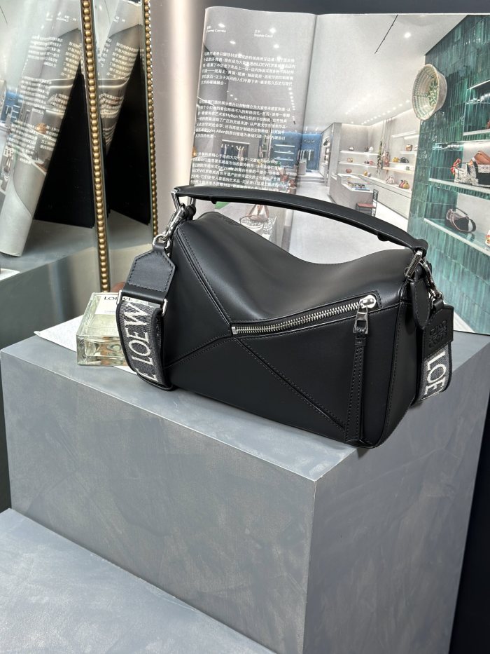 Handbags LOEWE 𝓟𝓾𝔃𝔃𝓵𝓮 size:24-16.5-10.5 cm