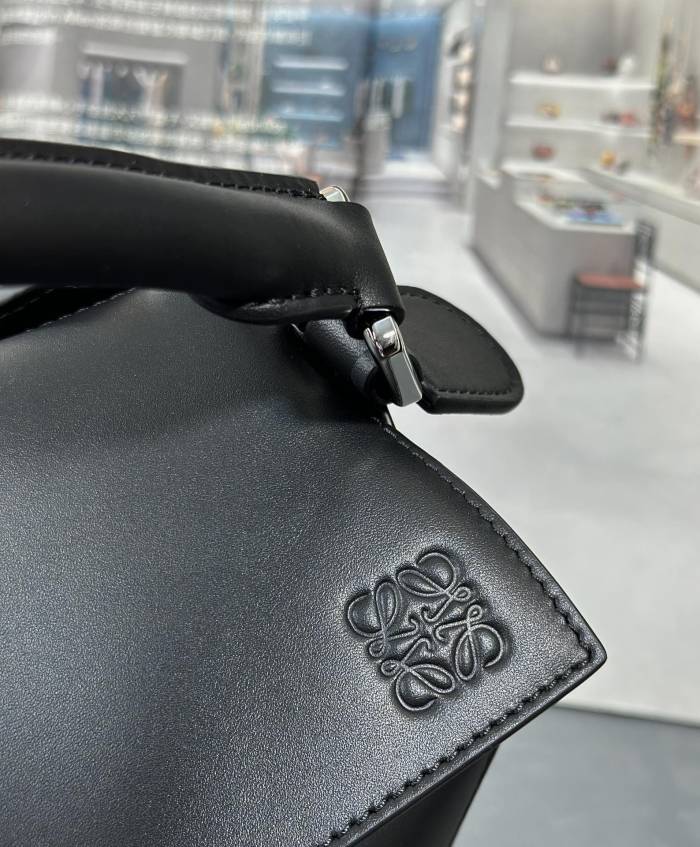  Handbags LOEWE 𝓟𝓾𝔃𝔃𝓵𝓮 size:24-16.5-10.5 cm