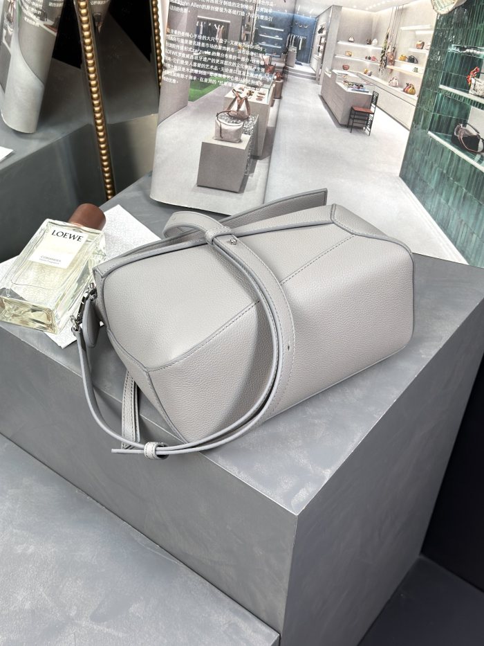 LOEWE Puzzle Soft Grain Cow Leather Shoulder Bag, Crossbody Bag, Handbag Trumpets Women's Pearl Gray A510P60X30-1150 size 24*16.5*10.5cm