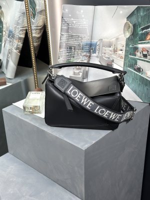  Handbags LOEWE 𝓟𝓾𝔃𝔃𝓵𝓮 size:24-16.5-10.5 cm