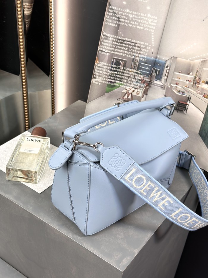  Handbags LOEWE 𝓟𝓾𝔃𝔃𝓵𝓮 size:24-16.5-10.5 cm