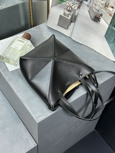 LOEWE Handbags A657V25X01-1100 size:16.5*9.5*20 cm