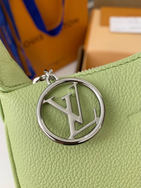  Handbags Louis Vuitton M82391 size:20.5*11*5 cm