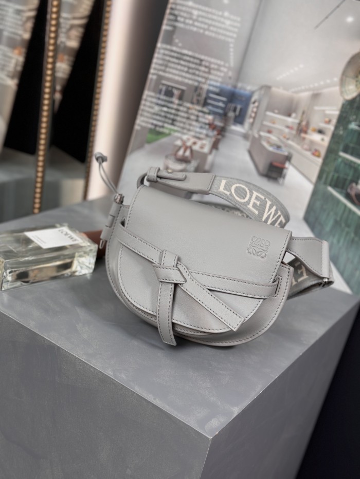  Handbags LOEWE 𝘔𝘪𝘯𝘪 𝘎𝘢𝘵𝘦 size:15*12.5*9cm