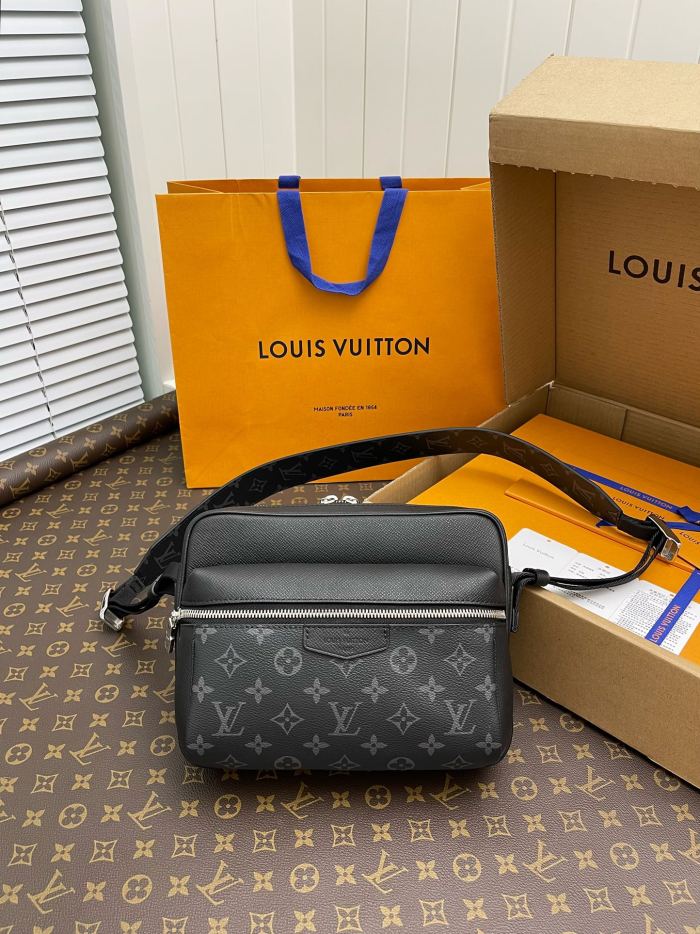 LOUIS VUITTON Outdoor Messenger Monogram Eclipse Taiga Black M30233 size 26*10.5*20 cm