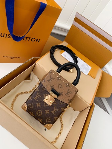  Handbags Louis Vuitton M82465 size:12.5*17.6*6 cm