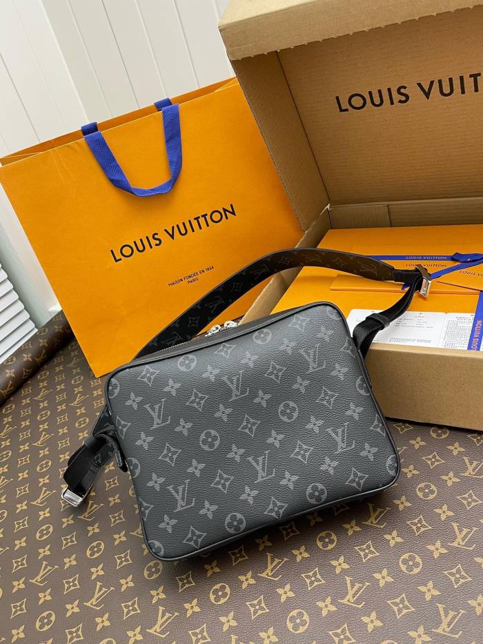 LOUIS VUITTON Outdoor Messenger Monogram Eclipse Taiga Black M30233 size 26*10.5*20 cm