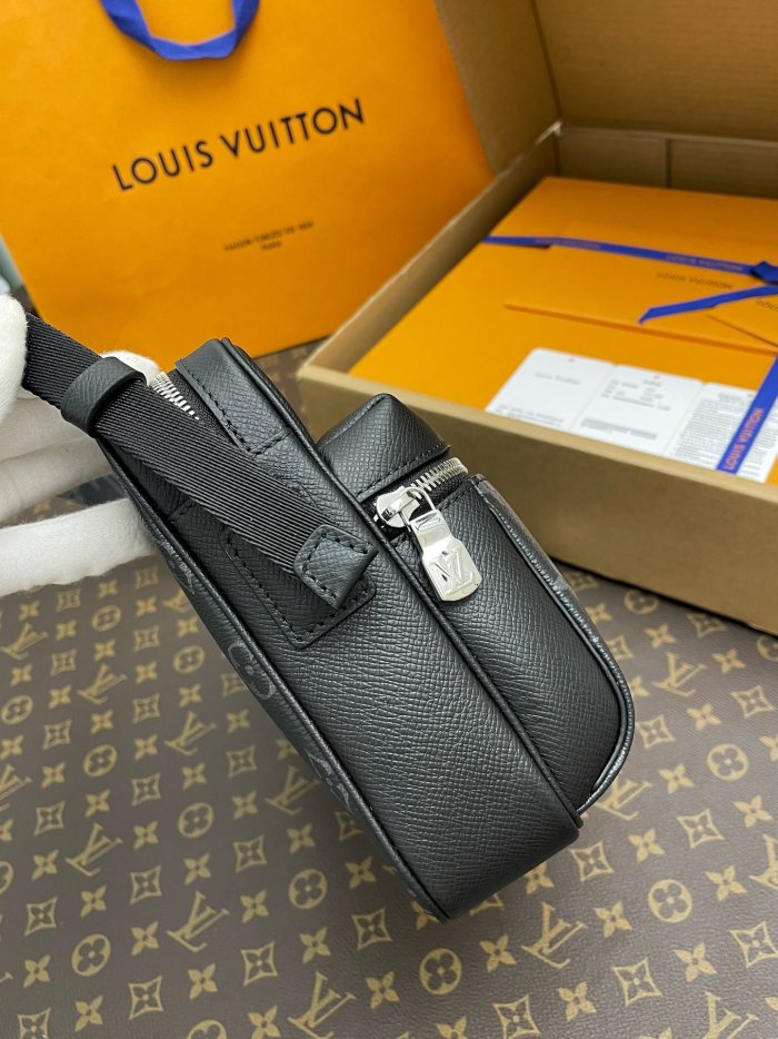 LOUIS VUITTON Outdoor Messenger Monogram Eclipse Taiga Black M30233 size 26*10.5*20 cm